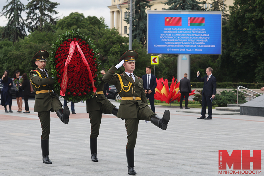 2025 06 13 mgik vozlozhenie kitajskaya delegacziya kuharev malinovskaya09 kopiya