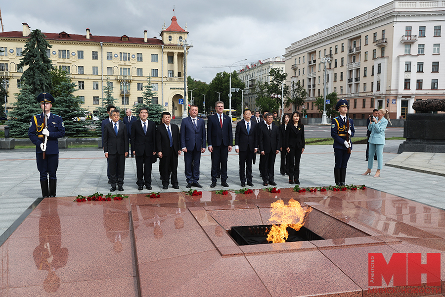 2025 06 13 mgik vozlozhenie kitajskaya delegacziya kuharev malinovskaya17 kopiya