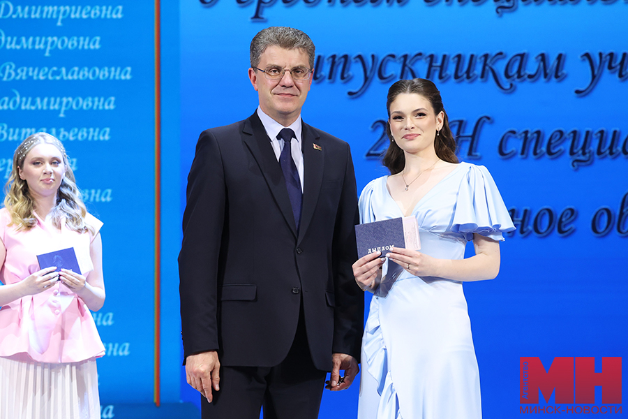 2025 06 30 mgik kuharev vruchenie diplomov pedkolledzh lukashov 5 kopiya