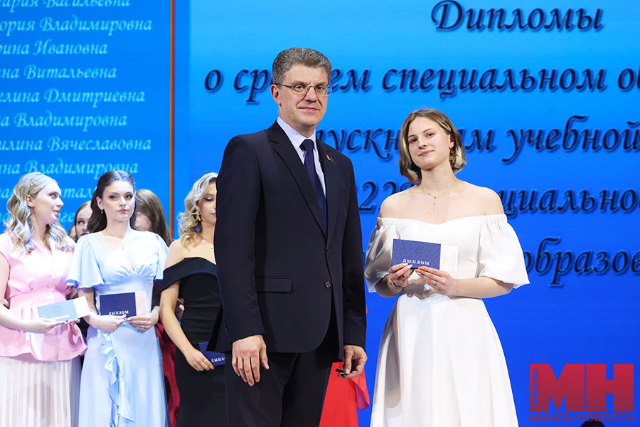 2025 06 30 mgik kuharev vruchenie diplomov pedkolledzh lukashov 9 kopiya