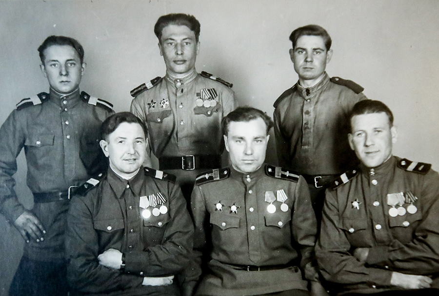 Забыть невозможно. Связная Ванда Гузий — про подвиг Казея, недетские задания и простые радости жизни 7 petr guzij v czentre v pervom ryadu s odnopolchanami tankistami