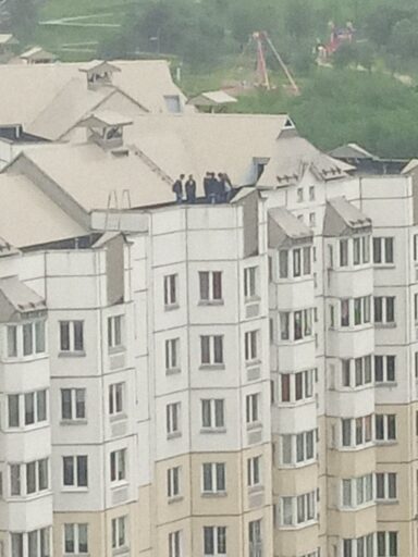 Очевидцы стали замечать подростков на крышах минских многоэтажек. Что может грозить руферам 1 photo 2025 06 03 17 42 54