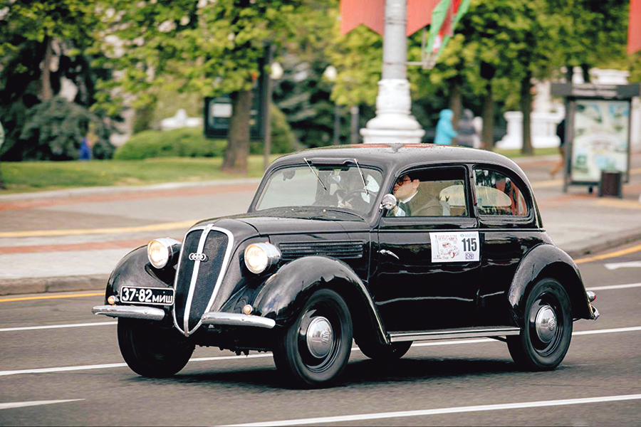 uchastnik retro parada
