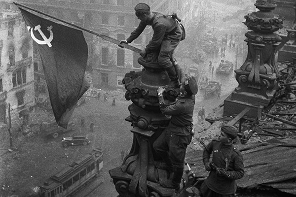 Патент на телеграф, фильм «Челюсти» и чемпионат по стриптизу в Москве. Этот день в истории: 20 июня 5 znamya pobedyi nad reyhstagom v berline