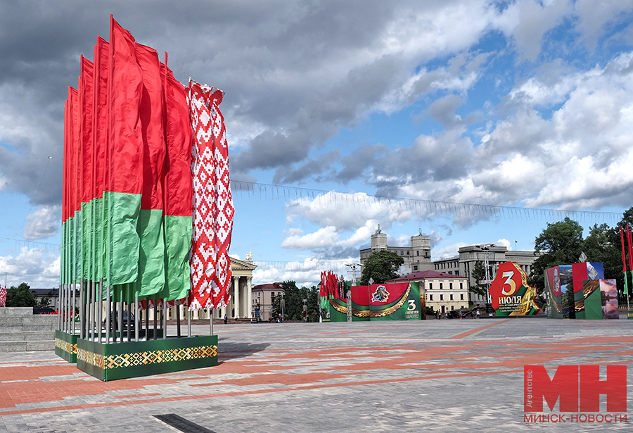 Как украшают столицу ко Дню Независимости 4 2025 06 30 gorod installyacziya na oktyabrskoj ploshhadi mozolevskij 04