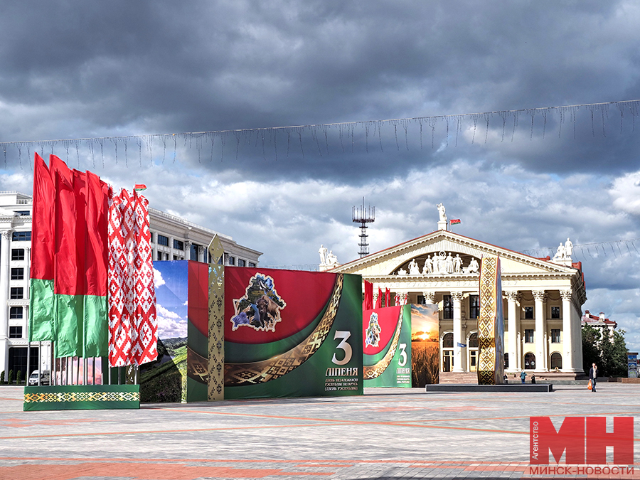 Как украшают столицу ко Дню Независимости 3 2025 06 30 gorod installyacziya na oktyabrskoj ploshhadi mozolevskij 10