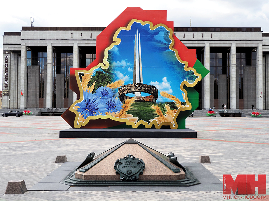 Как украшают столицу ко Дню Независимости 2 2025 06 30 gorod installyacziya na oktyabrskoj ploshhadi mozolevskij 13