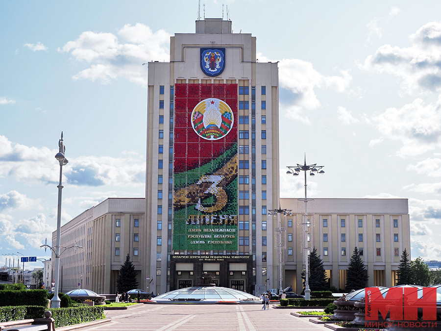Как украшают столицу ко Дню Независимости 6 2025 06 30 gorod panno na glavnom korpuse bgpu mozolevskij 07