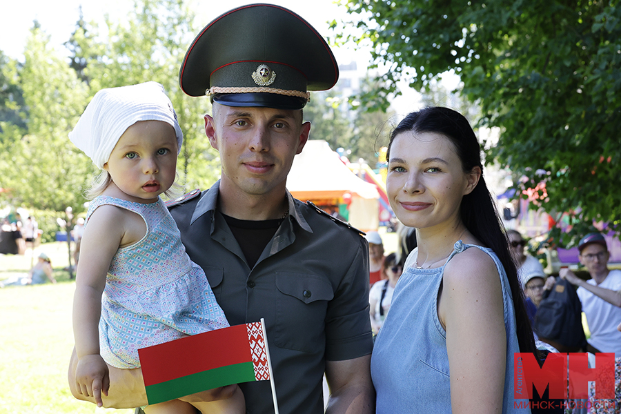 2025 07 03 prazdnik 3 iyulya yablonevyj skver miczevich 16 kopiya