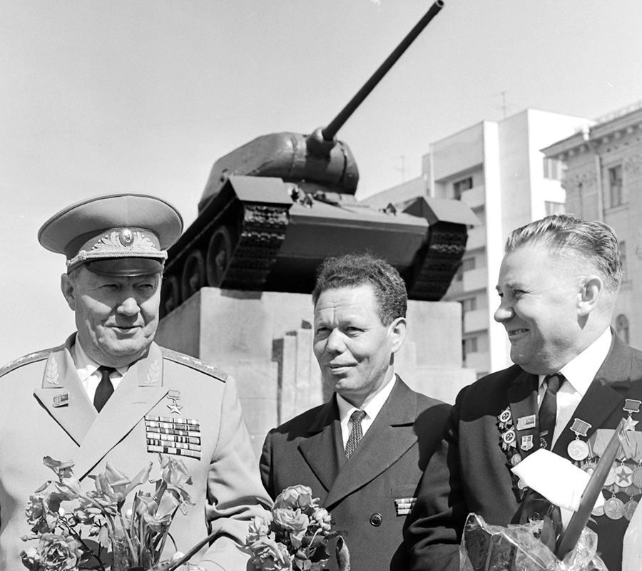 Вошли с трех сторон. Как освобождали Минск 3 июля 1944 года 6 3 geroj sovetskogo soyuza a. burdejnyj u. mindubaev i geroj sovetskogo soyuza n. kolychev