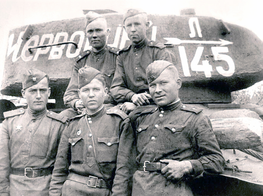 Вошли с трех сторон. Как освобождали Минск 3 июля 1944 года 2 3. oni pervymi vorvalis v minsk. sleva napravo stoyat navodchik vladimir zotov komandir vzvoda dmitrij frolikov i mehanik voditel pavel karpushev. za nimi strelok radist ivan kostyuk i z