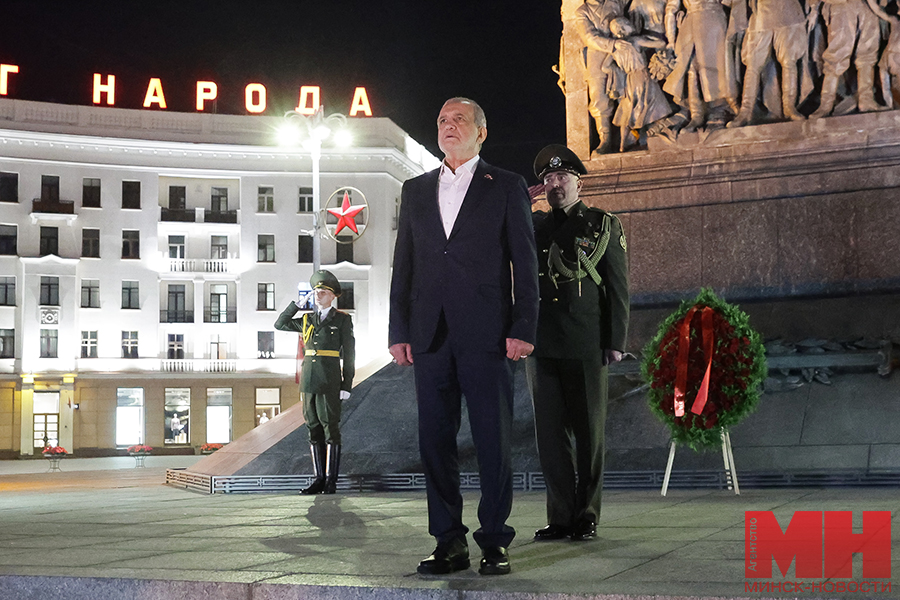 2025 08 19 politika vozlozhenie czvetov vladimir kuharev s prezidentom irana miczevich 11 kopiya