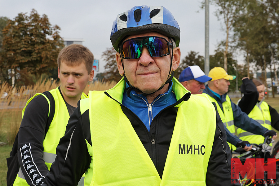 2025 09 16 sport veloprobeg vozlozhenie czvetov k stele miczevich 5 kopiya
