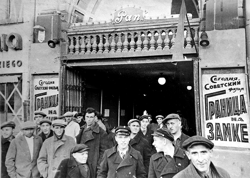 zriteli v kinoteatre pan v grodno 1939 god kopiya