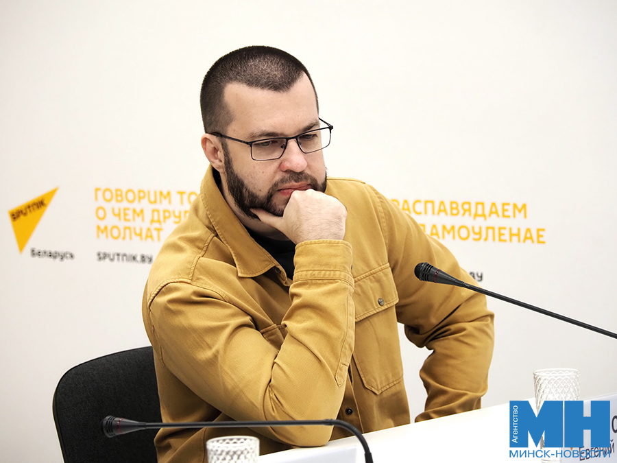 2025 10 02 politika sputnik kruglyj stol mozolevskij 08 kopiya