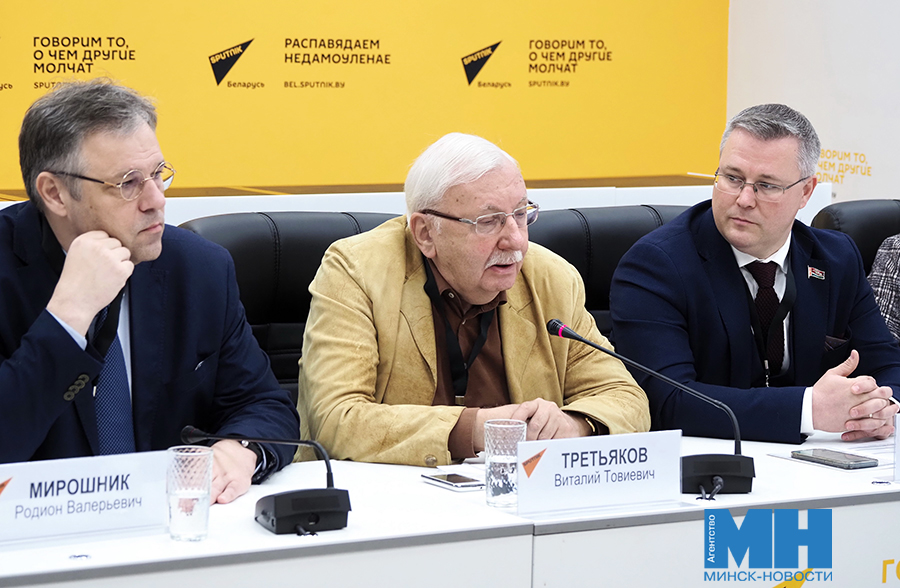 2025 10 02 politika sputnik kruglyj stol mozolevskij 14 kopiya