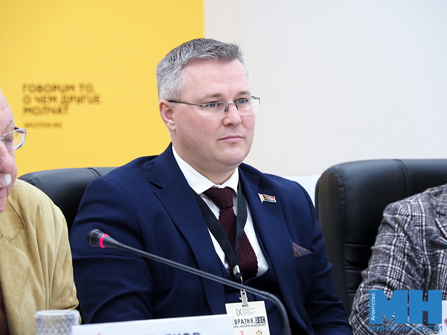 2025 10 02 politika sputnik kruglyj stol mozolevskij 24 kopiya