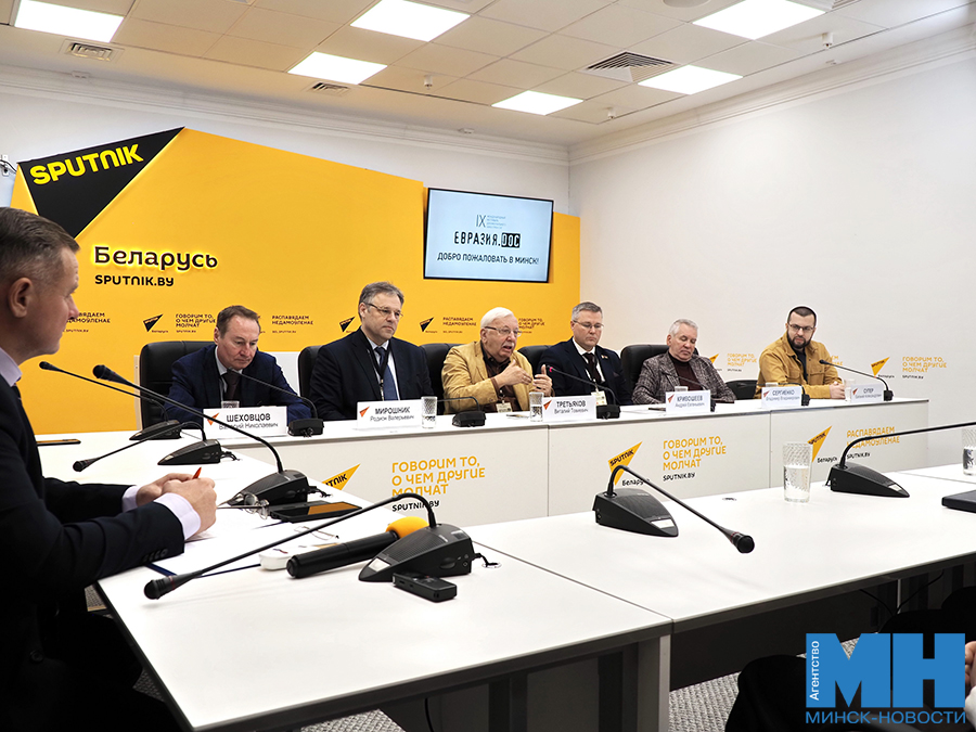 2025 10 02 politika sputnik kruglyj stol mozolevskij 26 kopiya