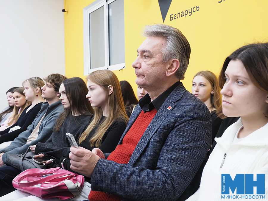2025 10 02 politika sputnik kruglyj stol mozolevskij 27 kopiya