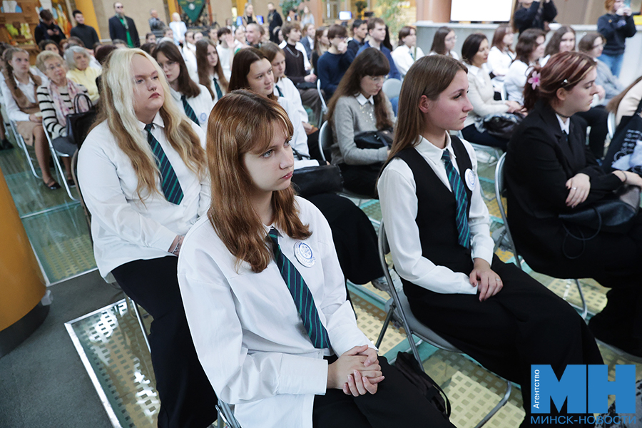 2025 10 09 kultura otkrytie vystavki svet roditelskogo serdcza miczevich 3 kopiya