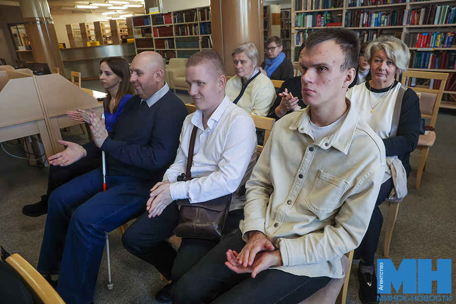 «Жизнь продолжается, даже если ты ее не видишь». В Минске проходит выставка незрячих авторов 11 2025 10 14 kultura nezryachie vstrecha tvorchestvo naoshhup vystavka miczevich 11 kopiya