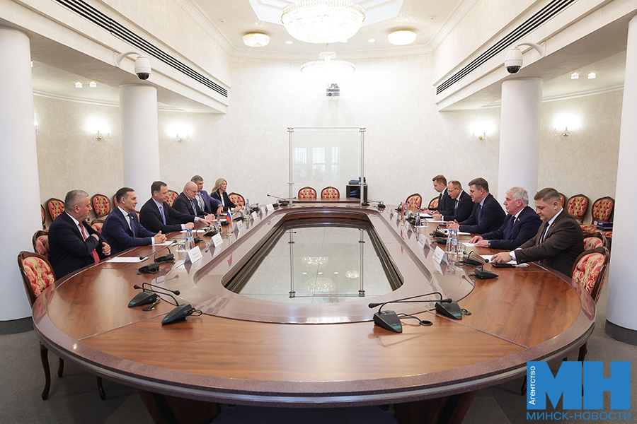 Минск и Сочи подписали дорожную карту по развитию и расширению межмуниципальных отношений 4 2025 10 20 mgik vstrecha kuharev proshunin miczevich 1 kopiya