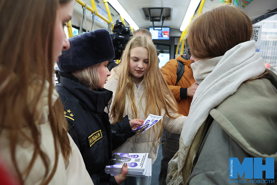 В Минске курсирует автобус, где пассажирам отвечают на самые сложные вопросы о наркозависимости 6 2025 10 27 transport –akcziya protiv narkotikov pozhoga 30 kopiya